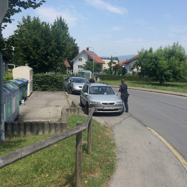 Parkplatznot ist keine Entschuldigung: Wer die Müllinsel am Bruggerloch zuparkt, riskiert einen Strafzettel. Foto: ajb