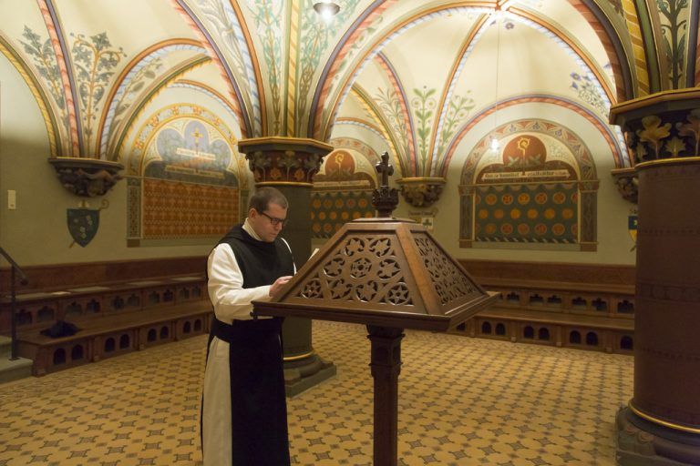 Pater Josua beim Studium einer geistlichen Lektüre im wunderbaren Kapitelsaal des Klosters Mehrerau. Fotos: VN/Paulitsch