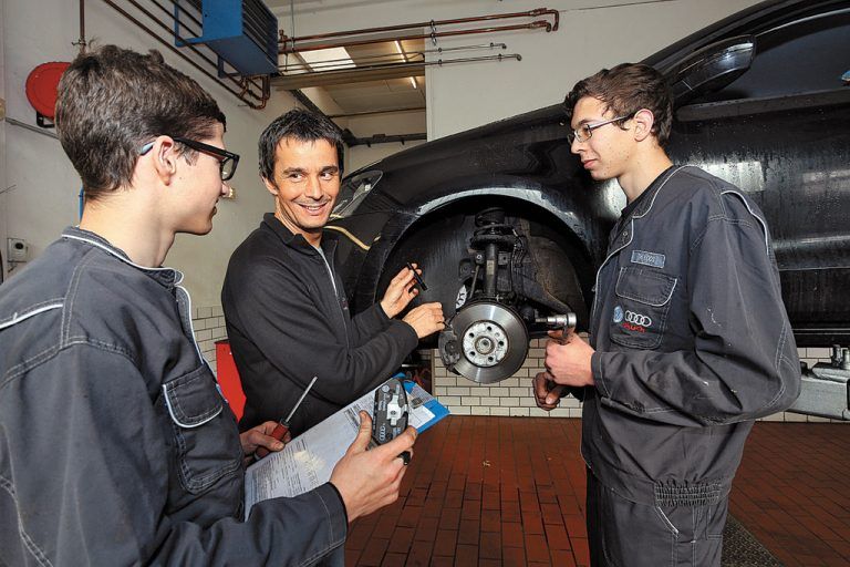 Patrick Karch: „Es bereitet viel Freude zu sehen, wie aus dem meist schüchternen Jugendlichen ein selbstsicherer Facharbeiter wird.“ Foto: Hofmeister