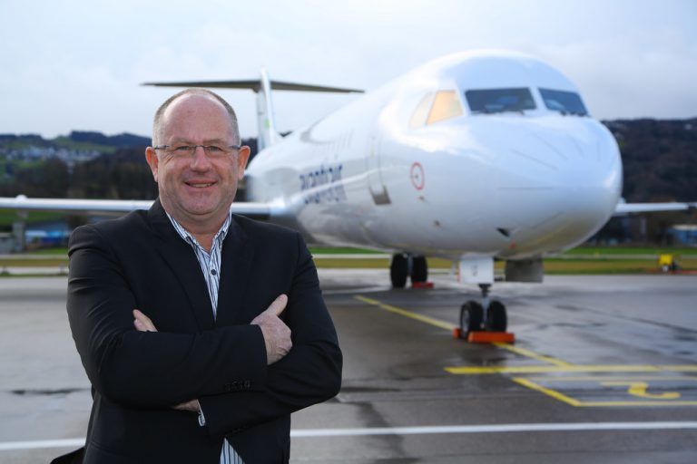 People’s-Chef Daniel Steffen vor der derzeit im Einsatz befindlichen Fokker 100 der Avantiair, die 85 Plätze hat. Foto:VN/Hofmeister