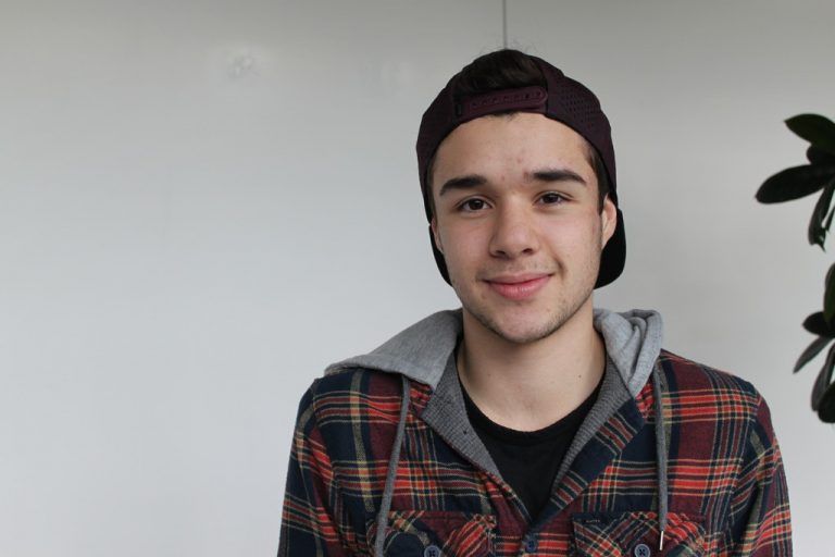 Philipp Riedmann,17 JahreIch denke nicht, dass es in Österreich einen Bundespräsidenten benötigt, da die Entscheidungen, die vom Bundespräsidenten getroffen werden, auch das Parlament oder das Volk treffen könnten. Aber wenn man nicht wählt, verschenkt man seine Stimme an denjenigen, den man am wenigsten als Präsidenten möchte.