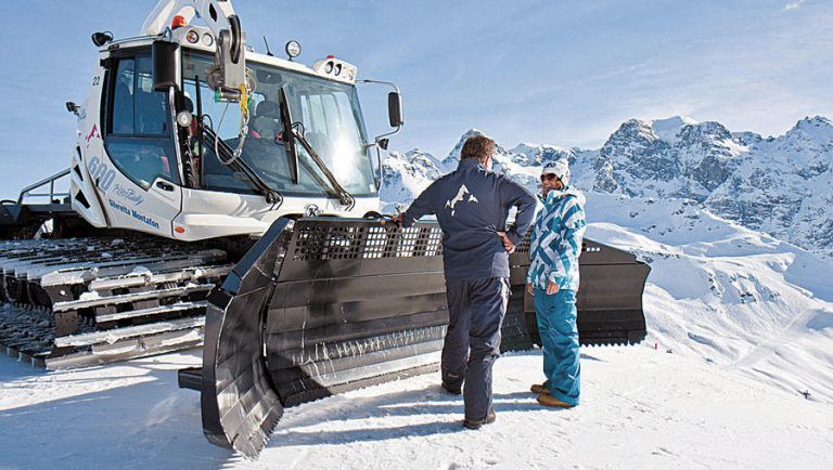 Pistenbully-FahrenDie Kraft eines 490 PS starken Pistenbullys kann im Montafon hautnah erlebt werden. Nach einer kurzen theoretischen Einführung im Valisera Hüsli geht‘s los. Eine Stunde lang kann das Spektakel als Beifahrer oder selbst am Steuer genossen werden.