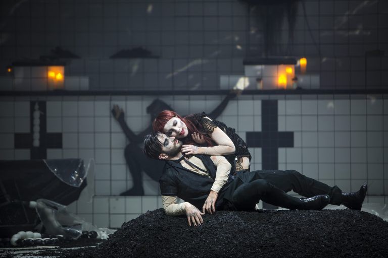 Raffaella Milanesi als Poppea und Anicio Zorzi Giustiniani als Nerone in „L‘ incoronazione di Poppea“ in der Inszenierung von Alexander Nerlich. theater/Freese