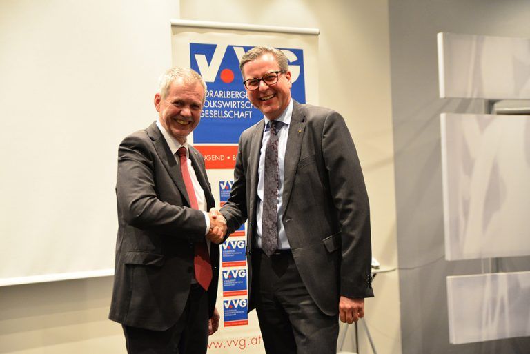 Präsidentenwechsel Bei der Vollversammlung wurde ein Wechsel an der Spitze der Vorarlberger Volkswirtschaftlichen Gesellschaft vollzogen. Auf Johannes Ortner (r.) – der sechs Jahre als Präsident fungierte – und Vorstand Karin Sonnenmoser folgen Christine Schwarz-Fuchs in den Vorstand und Robert Sturn (VLV) als neuer Präsident. WKV