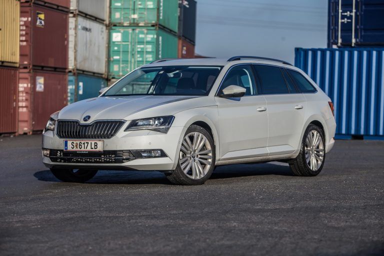 Praktisch, komfortabel, dynamisch: Der neue Skoda Superb Combi zeigt wahre Größe im attraktiven Auftritt. Fotos: vn/steurer