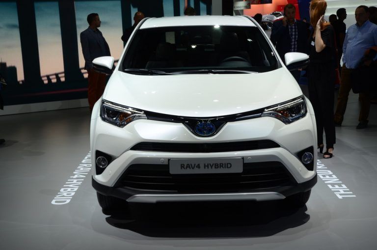 PremierenfeuerwerkToyota kam mit gleich drei Weltpremieren nach Deutschland. Darunter die Neuauflage des Hybrid-Pionier Prius und dem RAV 4 neu auch mit Hybridantriebsstrang.