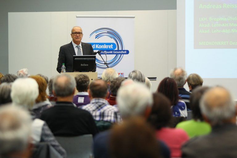 Primar Andreas Reissigl veranschaulichte den zahlreichen Besuchern in klaren und verständlichen Worten, welche Folgen ein langes Zuwarten bei Blut im Harn haben kann. Foto: VN/Hofmeister