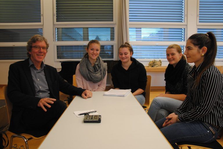 Primar Dr. Albert Lingg im Interview mit Julia, Meike, Elisabeth und Aysegül. Foto: Sabine Benzer
