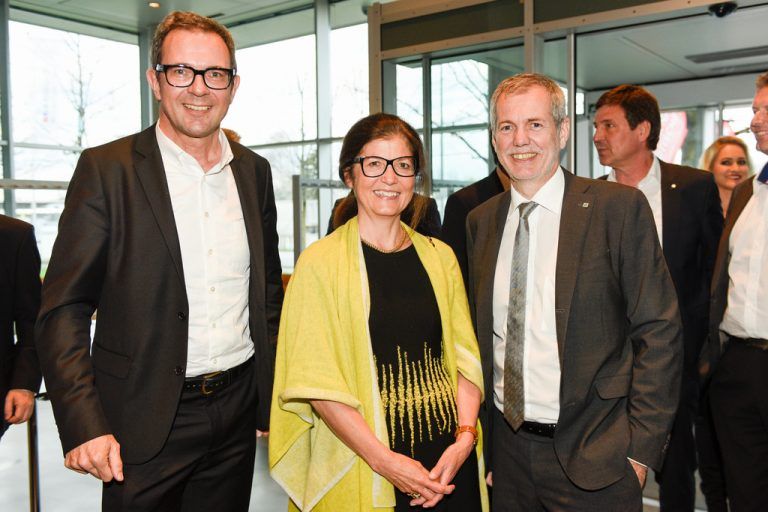 Prisma-Vorstand Bernhard Ölz (l.) mit Rechtsanwältin Birgitt Breinbauer und VLV-Landesdirektor Robert Sturn.