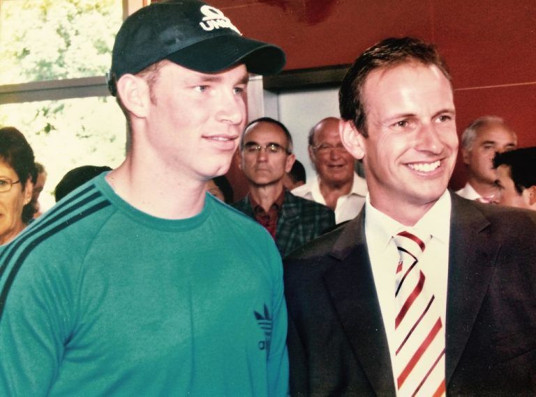 Promis. Sonnt sich auch mit Skistars wie Benni Raich gern im Blitzlicht.