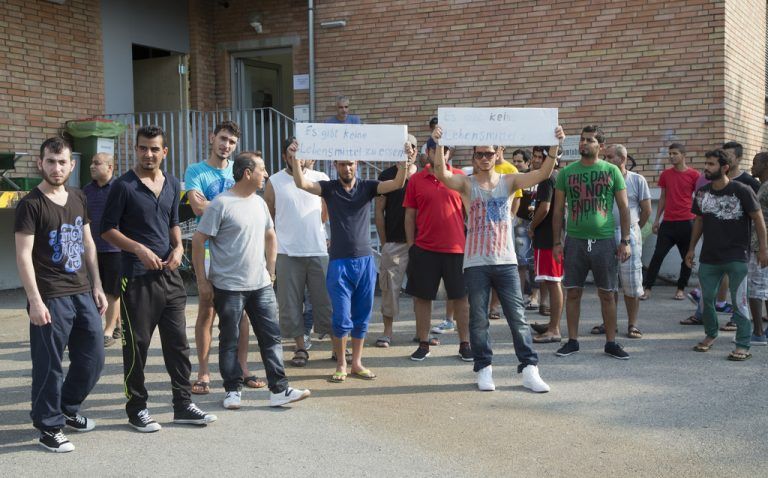 Protestierende Flüchtlinge vor der Kerzenfabrik in der Dornbirner Bildgasse. Fotos: VN/Paulitsch