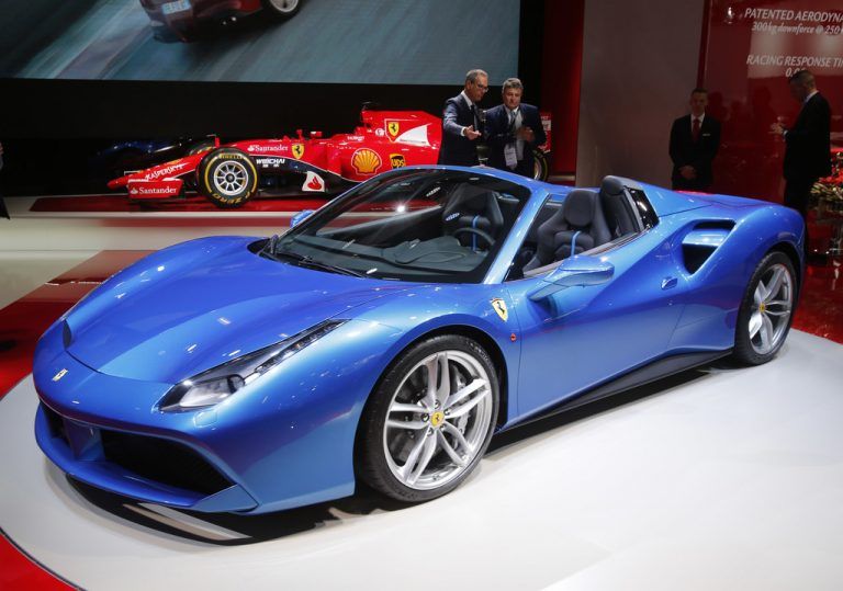 Raketen-CabrioPremiere am Ferrari-Stand: der 488 Spider sprintet in nur drei Sekunden auf Tempo 100. Höchstgeschwindikgiet: 325 km/h.