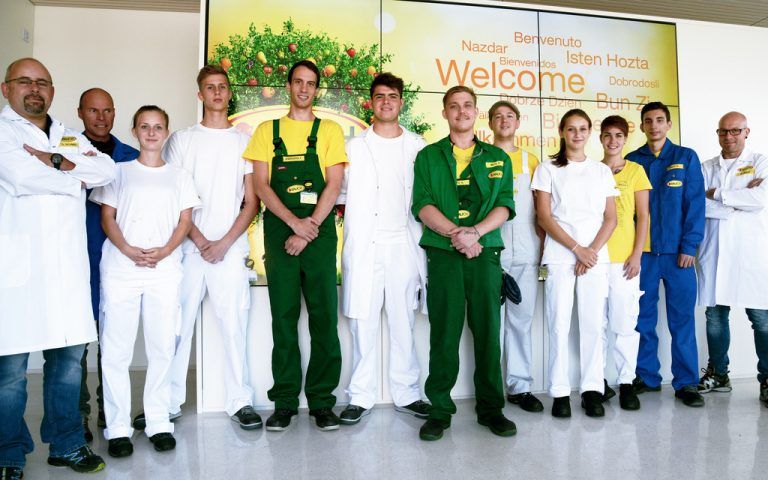 RAUCH FRUCHTSÄFTE: Neun neue Lehrlinge haben ihre Lehre und somit ihre berufliche Karriere beim größten Fruchtsafthersteller Österreichs in Rankweil begonnen. Sie werden in den Berufen Lebensmitteltechniker, Labortechniker, Betriebslagerlogistiker und Elektrotechniker ausgebildet. Rauch Fruchtsäfte mit dem Lehrbeauftragten Marko Walz bildet zurzeit 36 Lehrlinge in acht verschiedenen Berufen aus.