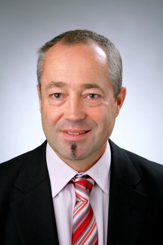 Reinhard Berger,Teamcoach, HTL BregenzFür uns Lehrpersonen ist an der First Lego League interessant, dass es jedes Jahr neue Aufgaben für das Robotgame und ein neues Thema für die Forschungsprojekte gibt. Außerdem sind die Aufgaben so herausfordernd und die Vorbereitungszeit im Herbst so kurz, dass Erfolg perfektes Teamwork einfach voraussetzt. Sehr angenehm für uns Vorarlberger Teamcoaches ist der regelmäßige Erfahrungsaustausch untereinander.