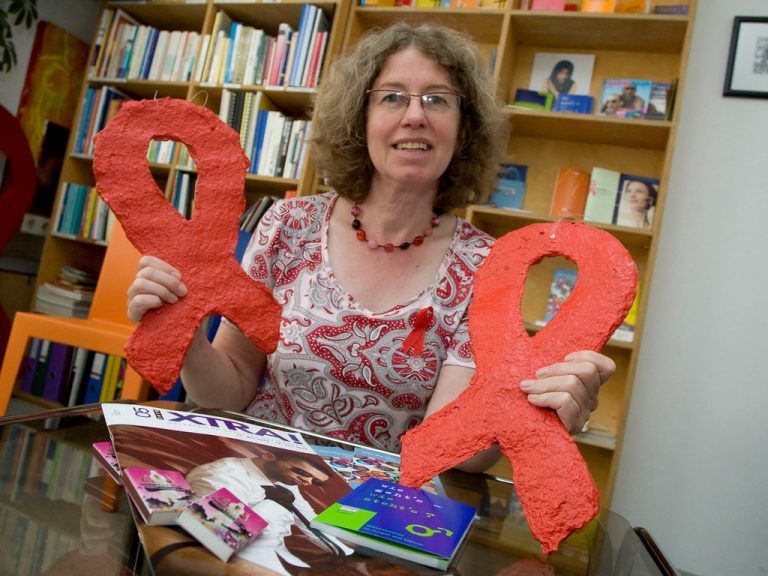 Renate Fleisch mit dem Symbol der Aidshilfe: Sie will um die Einrichtung kämpfen. Foto: VN/paulitsch