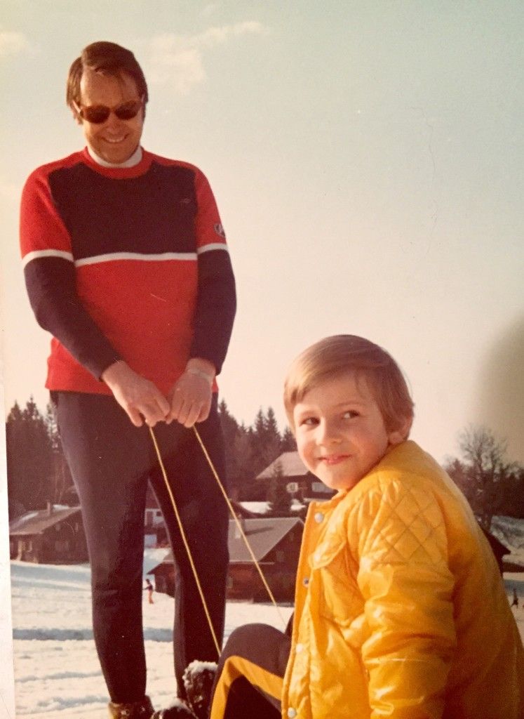 Rodelpartie. Vater Hugo Egger zieht seinen fünfjährigen Sohn Dieter durch den Schnee.