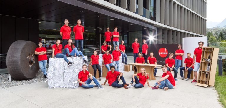 RONDO: Neun Jugendliche haben beim Verpackungs- und Papierspezialisten in Frastanz ihre Ausbildung begonnen. Insgesamt 25 junge Menschen werden derzeit in den Lehrberufen Verpackungstechnik, Papiertechnik, Elektrotechnik, Metalltechnik, IT-Technik, IT-Informatik, Betriebslogistik- und Industriekaufmann/frau ausgebildet. Das Unternehmen bietet den Lehrlingen ein spannendes Arbeitsumfeld, welches selbstverantwortliches Handeln fördert und durch offene Kommunikation und Teamwork geprägt ist. Überdurchschnittliche Sozialleistungen und Erfolgsbeteiligungen für alle Mitarbeiter sind nur einige von vielen Zuwendungen. Foto: Rondo