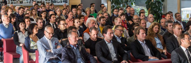 Rund 150 Besucherinnen und Besucher füllten das Foyer der Fachhochschule Vorarlberg bis auf den letzten Platz. Fotos: VN/Steurer