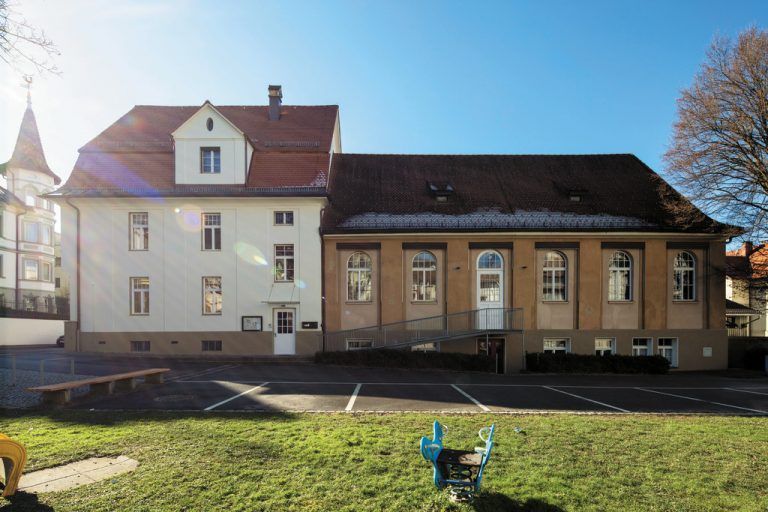 Sanierung Der Saaltrakt blieb bei der aktuellen Sanierung unangetastet. Der straßenseitige Teil des Hauses erhielt ein neues Dach, eine neue Türe und einen freundlich hellen Anstrich.