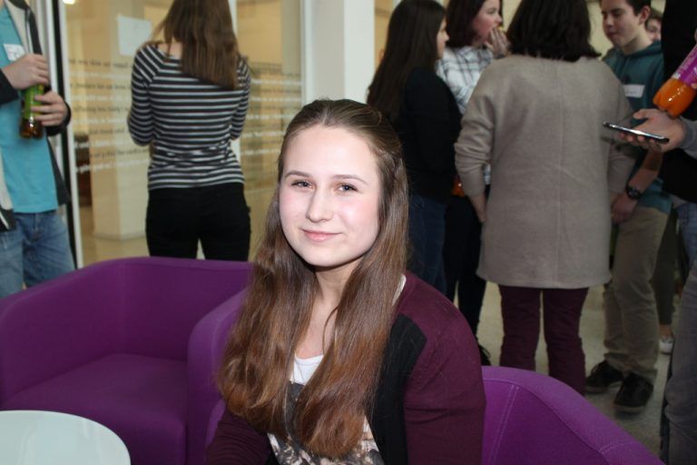 Sarah Maria Hämmerling, 17 JahreIm FrageRaum Politik habe ich erfahren, dass es bei den Themen gleichgeschlechtliche Ehe und Adoption nicht vorangehen wird, was ich sehr schade finde. Auch haben hier nicht alle Politiker das Talent, Fragen explizit zu beantworten, zur Bundespräsidenten-Wahl werde ich aber auf jeden Fall gehen.