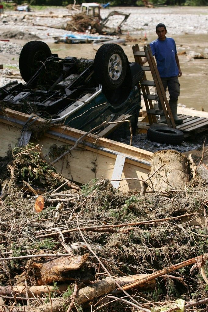 Schäden. Das Hochwasser hatte weite Teile des Landes verwüstet. In 64 Gemeinden wurden Schäden in einer Gesamthöhe von 180 Millionen Euro gemeldet.