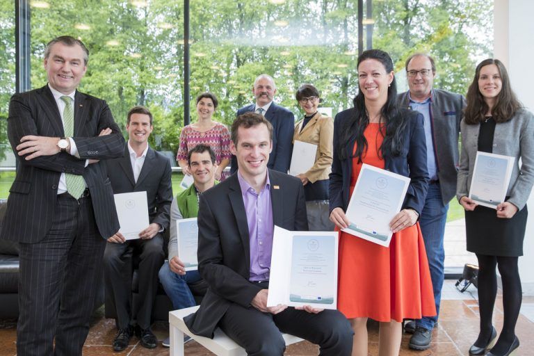 Schulmanagerin Nicole Okhowat-Lehner (rotes Kleid) mit der Auszeichnung für die Gastgeberschule für Tourismusberufe (Gascht). gascht