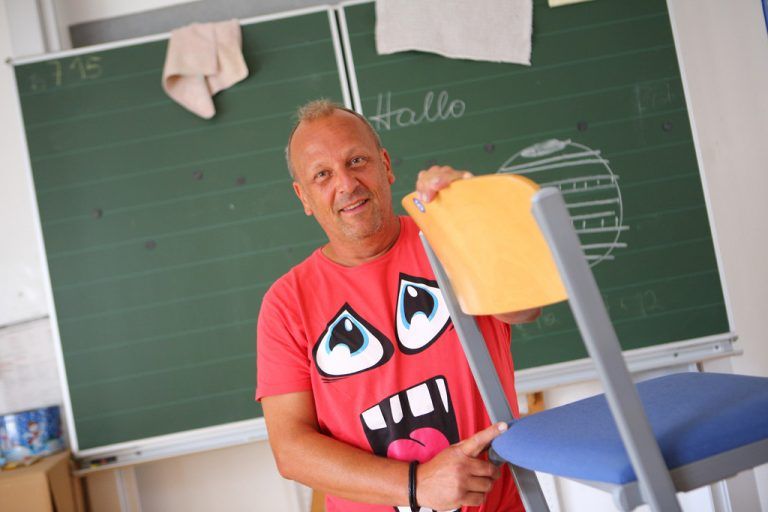 Schulwart Walter Hold kümmert sich um alles, was im Schulgebäude erledigt werden muss. Foto: VN/Hartinger