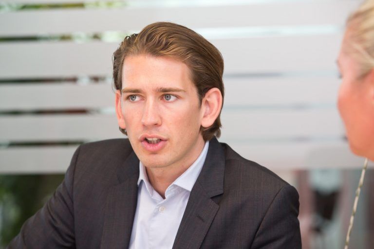 Sebastian KurzBundesminister für Europa, Integration und ÄußeresSebastian Kurz ist der jüngste Bundesminister in der Geschichte der Republik Österreich. Im Alter von erst 27 Jahren wurde Sebastian Kurz angelobt. Seither gelingt es dem jungen Politiker, die Menschen für sich zu gewinnen, anfängliche Kritiker zu überzeugen und sich auf Ministerebene großen Respekt zu verschaffen, national und international. Sebastian Kurz arbeitet sachlich, konsequent und mit dem richtigen Gespür.