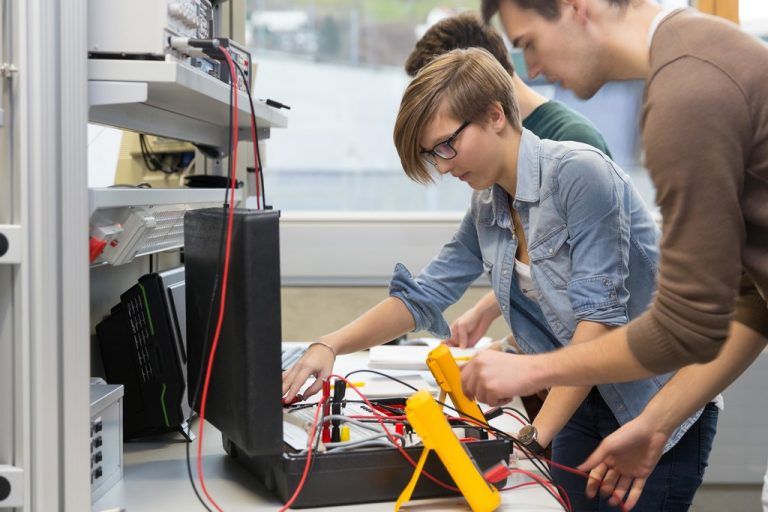 Seit Herbst 2014 wird an der FH Vorarlberg das Bachelorstudium „Elektrotechnik Dual“ angeboten.  Foto: FHV