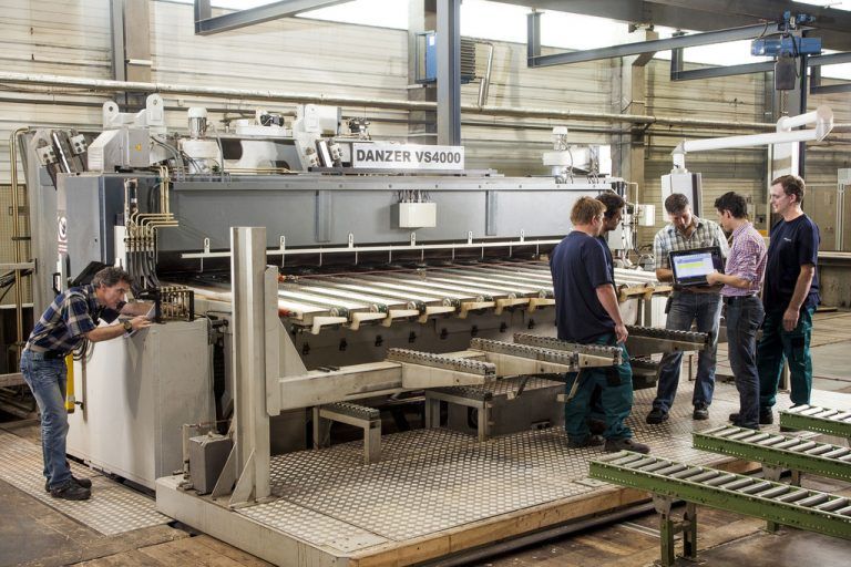 Seit Jahren arbeitet Danzer an der Entwicklung eigener Maschinen zur Holzverarbeitung.  Foto: Danzer