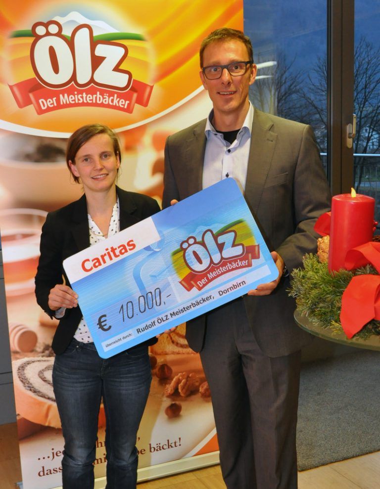Seit vielen Jahren fördern Mitarbeiter und Geschäftsleitung des Dornbirner Backwarenherstellers Ölz die Wohngemeinschaft Mutter&Kind der Caritas. Bernhard Ölz überreichte den Scheck in Höhe von 10.000 Euro an Stellenleiterin Doris Müller.