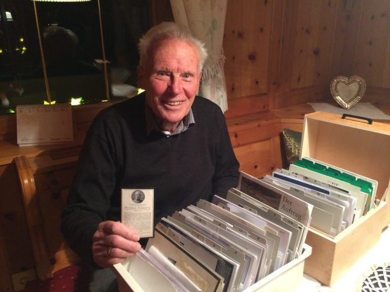 Sepp Zugg ist stolz auf seine Sterbebilder-Sammlung. Gerne zeigt er seine Highlights her.  Foto: VN/Kuster