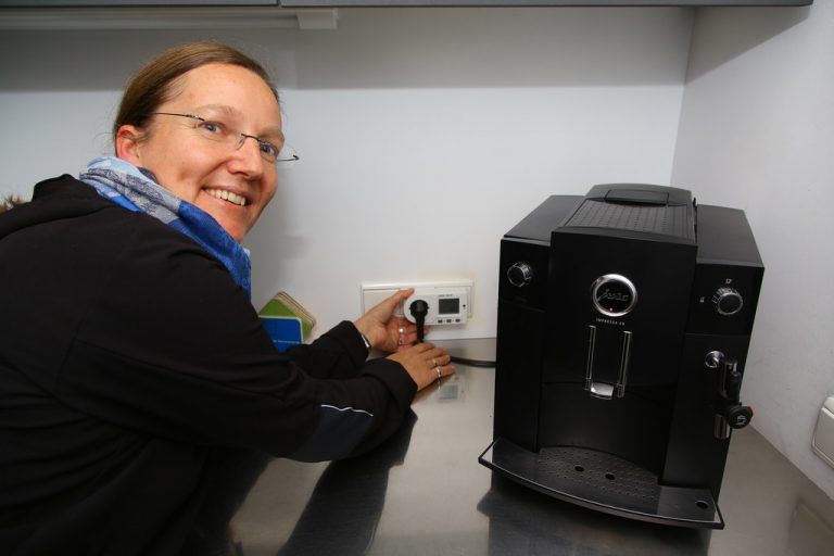 Sieger 2014: Albert Rinderer, Stefan Bachmann und Beate Burtscher sparten 55.000 kWh.  FOTO: VN/HOFMEISTER