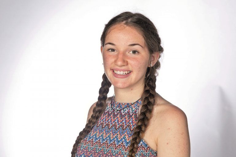 Sinead,16 Jahre, County Clare, IrlandVor diesem Camp war ich am Schreiben nicht so interessiert, doch durch meinen Workshop liebe ich es nun. Alle Betreuer waren hilfsbereit und enthusiastisch über unser Projekt. Ich mag Österreich sehr, da die Häuser und die Berge wunderschön sind und so große Unterschiede zu Irland sichtbar sind.