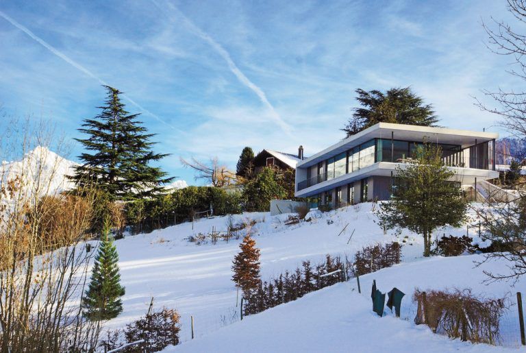 Situiert am Hügel bekommt das Gebäude Sonne von Süden und Westen und liefert Blicke in alle Richtungen.