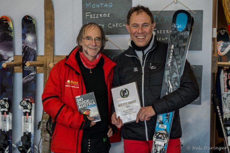 Ski-Guide-Austria-Herausgeber Fred Fettner (l.) übergab den Kreative Award auf einer Ski Ride Vorarlberg an Christian Schützinger. VT/ Düringer