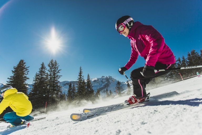 Skiurlauber finden trotz Schneemangel in den Weihnachtsferien gut präparierte Pisten – wie hier am Golm.  Foto: Christoph Schöch