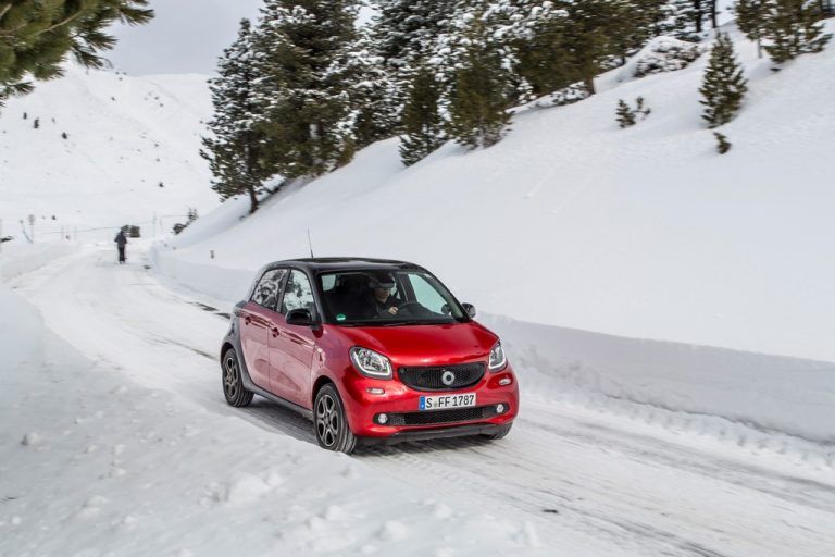 Smart Forfour: Trotz Heckantrieb und auf urbane Gebiete ausgelegter Leistung meistert er auch schneeig steile Anstiege. Foto: Werk