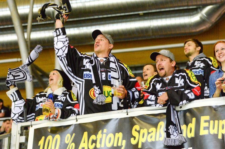 So kennt man DEC-Fan Ulrich Muigg: Voller Leidenschaft für das Eishockey und speziell für die Bulldogs. Foto: Privat