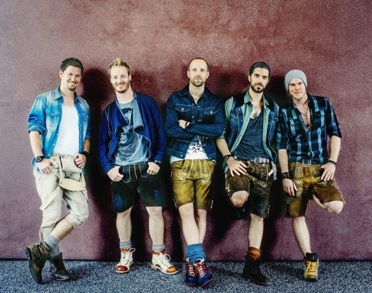 So sehen „Volxmusiker“ von heute aus, coole Jungs, die Tradition und Moderne gekonnt vermischen.   Foto: band
