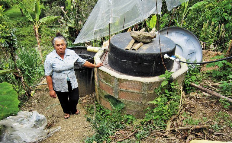 So sieht eine der Biogas-Anlagen aus, die mit Hilfe des Klimabündnisses und gestiftet von der Stadt Feldkirch den Kleinbauern im Chocó den Alltag erleichtern.