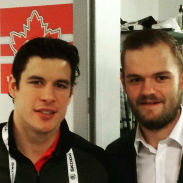 Spannendes Treffen bei der Eishockey-Weltmeisterschaft in Prag: David Madlener (r.) mit Kanadas Superstar Sidney Crosby. Foto: Privat