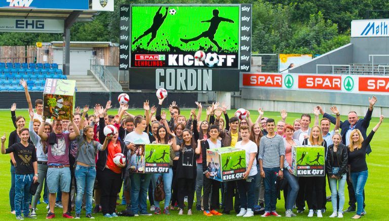 SPAR: Bei Spar Vorarlberg befinden sich derzeit 203 Lehrlinge in Ausbildung. Der erste Schritt in die Zukunft begann für 90 Jugendliche und deren Eltern im August beim diesjährigen Spar-Lehrlings-Kick-off. Somit konnten im heurigen Jahr alle Lehrstellen bei Spar im Ländle besetzt werden. Die Bandbreite in der Lehrlingsausbildung reicht vom klassischen Einzelhandel bis zur Bürolehre. Mit Ende der Lehre stehen den Mitarbeitern bei Spar viele Karrierechancen offen.