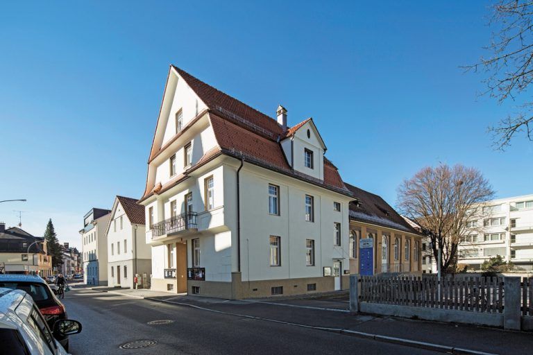 Spielen und Feiern Aufgeweitet wurde die Zufahrt zum Austriahaus, nicht zuletzt um Platz für das Feiern von Festen im Freien zu machen. Der Garten ist seit vielen Jahren an die Stadtgemeinde Bregenz verpachtet, die hier einen öffentlichen Spielplatz eingerichtet hat.