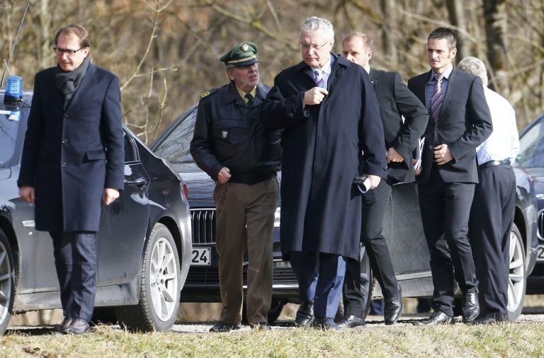 Spitzenvertreter aus den Bereichen Bahn und Politik zeigten sich ebenso tief betroffen am Unglücksort. Fotos: AFP, Reuters