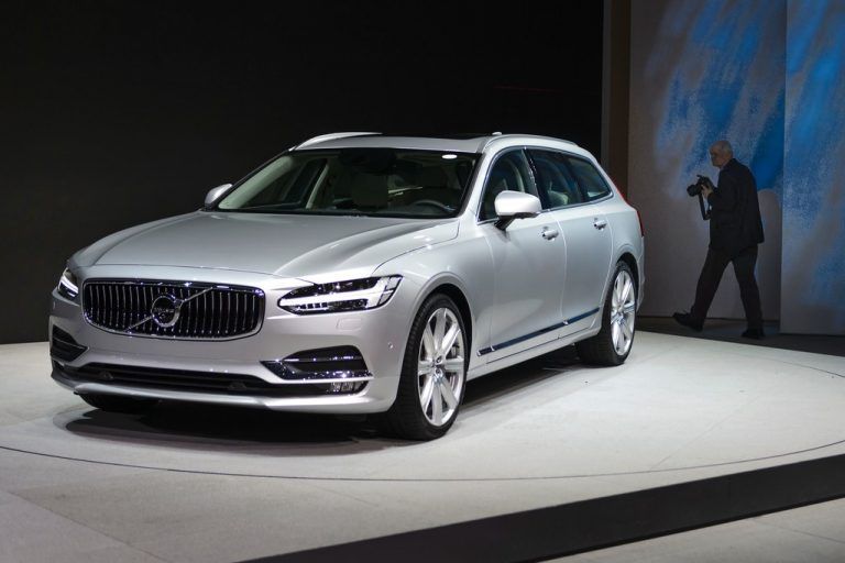 Super-KombiIn Genf feiert der neue Volvo V90 Weltpremiere. Der große Schweden-Kombi basiert auf der Plattform des SUV XC90. Im Vergleich zum Vorgänger (V70) ist er um 13 Zentimeter in die Länge gewachsen. Das kantige Heck ist Geschichte. An den guten Platzverhältnissen ändert sich allerdings nichts. Marktstart: Spätsommer.
