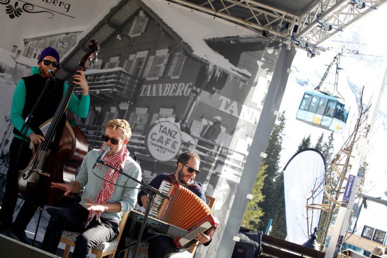 Tanzcafé ArlbergOb Swing, Boogie, Nu-Jazz oder Big Band: Vom 3. bis 16. April 2016 werden die Sonnenterrassen und Bars der Lecher und Zürser Hotels wieder zur Bühne für Topmusiker verschiedener Genres.