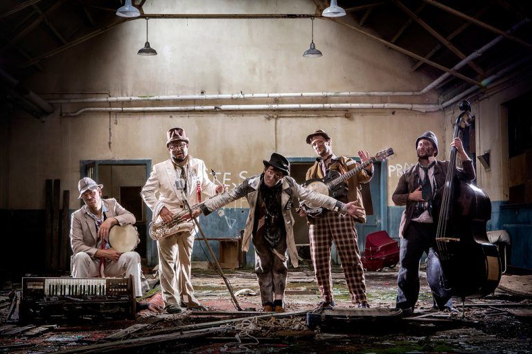 „The Les Clöchards“ unterhalten mit professioneller Musik und spaßiger Bühnenpräsenz.  Foto: Nick Callaghan