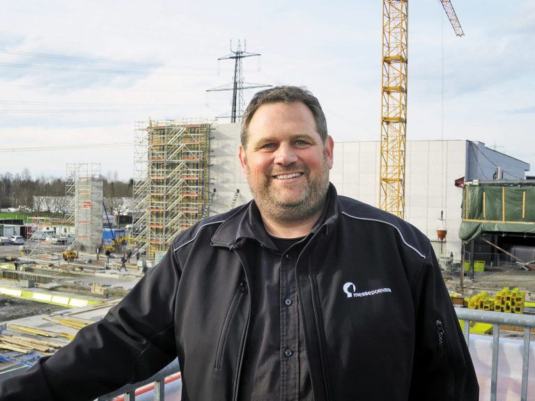 Thomas Fussenegger lädt zum Besuch des Aussichtsturms bei der Großbaustelle ein. Foto: Hagen