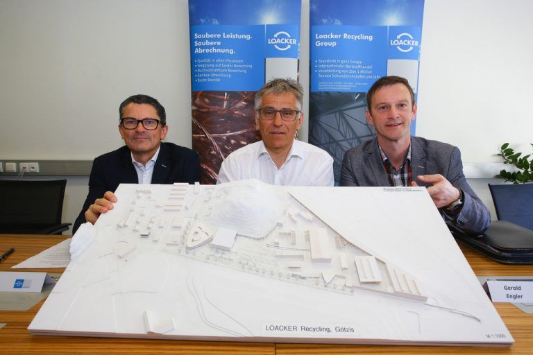 Thomas Schäfer, Karl Loacker und Gerald Engler präsentieren die Pläne für die Betriebserweiterung. Foto: VN/Hofmeister